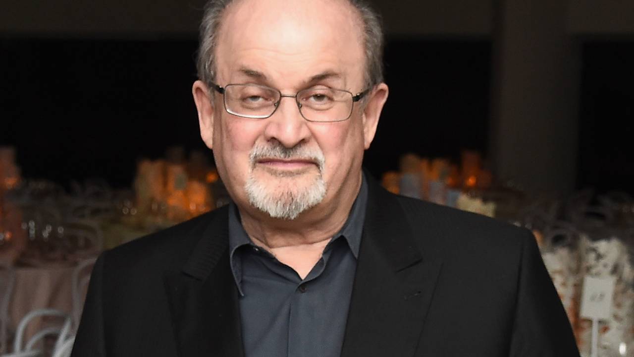 O escritor Salman Rushdie em 2016