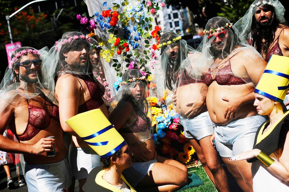 Foliões vestidos de Beyoncé durante o desfile do bloco Suvaco do Cristo no Jardim Botânico no Rio de Janeiro, RJ - 19/02/2017