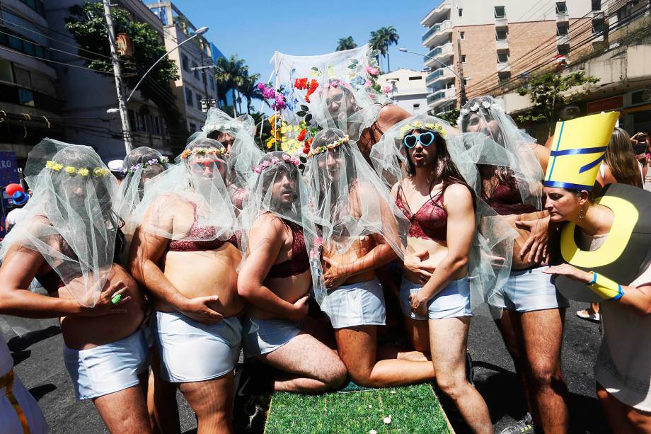 Foliões vestidos de Beyoncé durante o desfile do bloco Suvaco do Cristo no Jardim Botânico no Rio de Janeiro, RJ - 19/02/2017