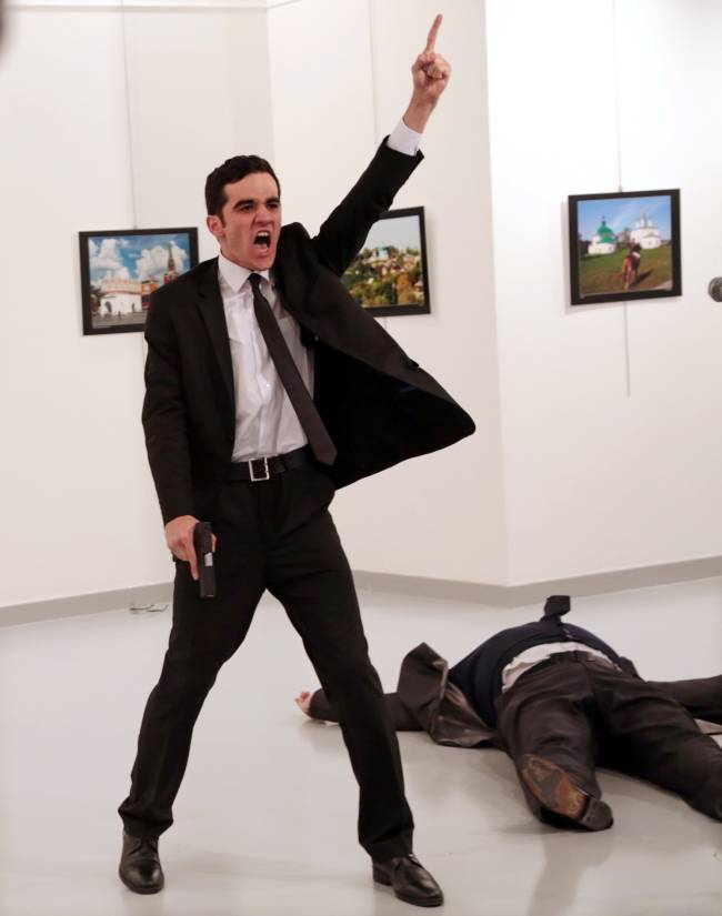 World Press Photo Awards 2017 - Assassinato na Turquia Mevlut Mert Altintas, momentos após assassinar Andrei Karlov, embaixador russo na Turquia, durante evento em dezembro de 2016