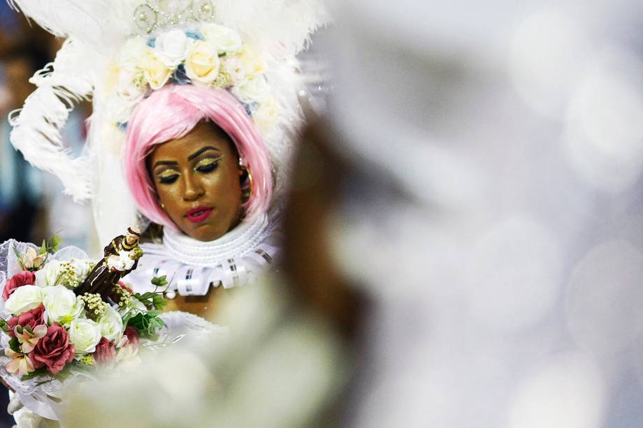 Com o enredo 'Só com a ajuda do santo', a escola de samba Estação Primeira de Mangueira desfila no Sambódromo da Marquês de Sapucaí, no Rio de Janeiro (RJ) - 28/02/2017