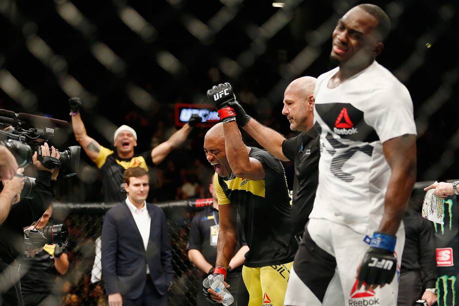 Após 4 anos, Anderson Silva supera Brunson e volta a vencer no UFC 208, por decisão unânime dos jurados - 12/02/2017 Após 4 anos, Anderson Silva supera Brunson e volta a vencer no UFC 208, por decisão unânime dos jurados - 12/02/2017