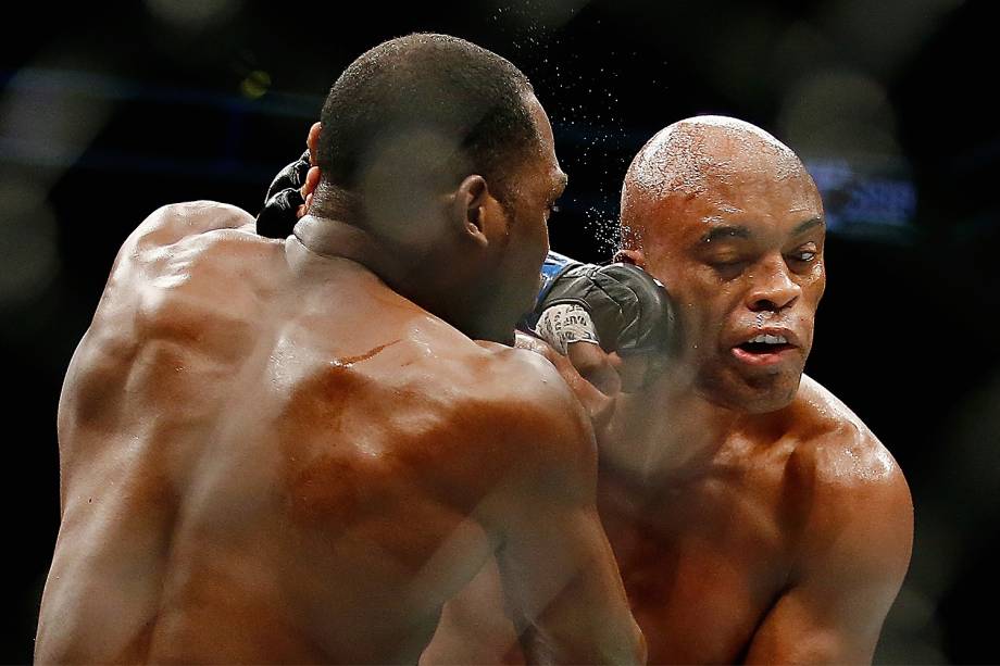 Após 4 anos, Anderson Silva supera Brunson e volta a vencer no UFC 208, por decisão unânime dos jurados - 12/02/2017 Após 4 anos, Anderson Silva supera Brunson e volta a vencer no UFC 208, por decisão unânime dos jurados - 12/02/2017