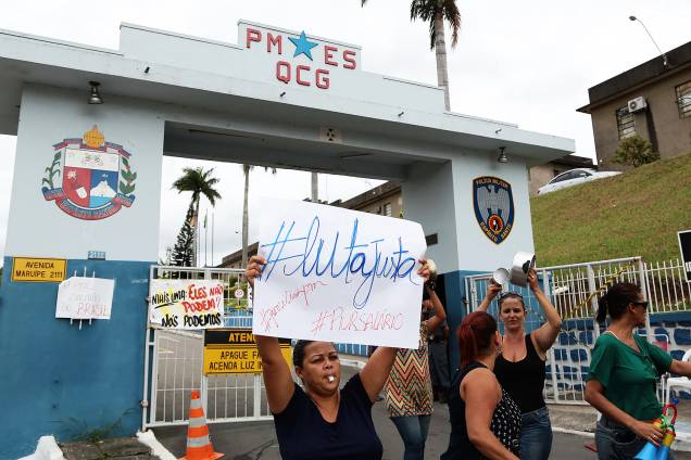 Manifestação de familiares de policiais impede saída de viaturas do Quartel do Comando Geral da Polícia Militar do Espírito Santo, na av. Maruípe, em Vitória Manifestação de familiares de policiais impede saída de viaturas do Quartel do Comando Geral da Polícia Militar do Espírito Santo, na av. Maruípe, em Vitória