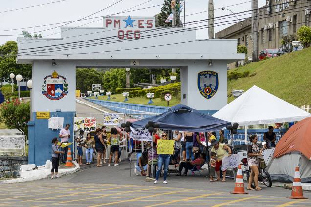 Manifestação de familiares de policiais impede saída de viaturas do Quartel do Comando Geral da Polícia Militar do Espírito Santo, na av. Maruípe, em Vitória Manifestação de familiares de policiais impede saída de viaturas do Quartel do Comando Geral da Polícia Militar do Espírito Santo, na av. Maruípe, em Vitória