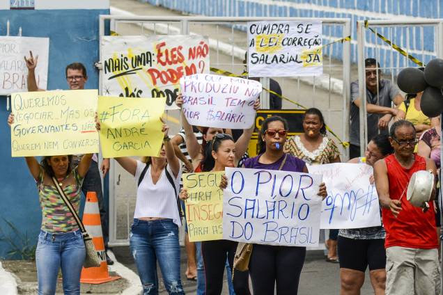 Manifestação de familiares de policiais impede saída de viaturas do Quartel do Comando Geral da Polícia Militar do Espírito Santo, na av. Maruípe, em Vitória Manifestação de familiares de policiais impede saída de viaturas do Quartel do Comando Geral da Polícia Militar do Espírito Santo, na av. Maruípe, em Vitória