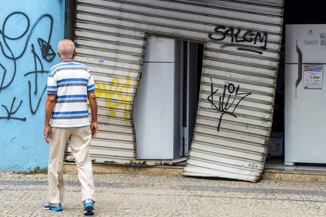 Violência no Espírito Santo - Loja das Casas Bahia que foi arrombada e assaltada na noite de domingo (05/02) Violência no Espírito Santo - Loja das Casas Bahia que foi arrombada e assaltada na noite de domingo (05/02)