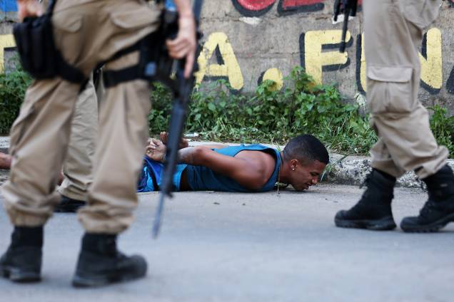 Pelo sétimo dia, o estado em (ES) vive uma onda de violência que deixou 121 mortos. Escolas, postos de saúde e ônibus seguem sem funcionar na Grande Vitória e em outras regiões do estado 10/02/2017 Pelo sétimo dia, o estado em (ES) vive uma onda de violência que deixou 121 mortos. Escolas, postos de saúde e ônibus seguem sem funcionar na Grande Vitória e em outras regiões do estado 10/02/2017
