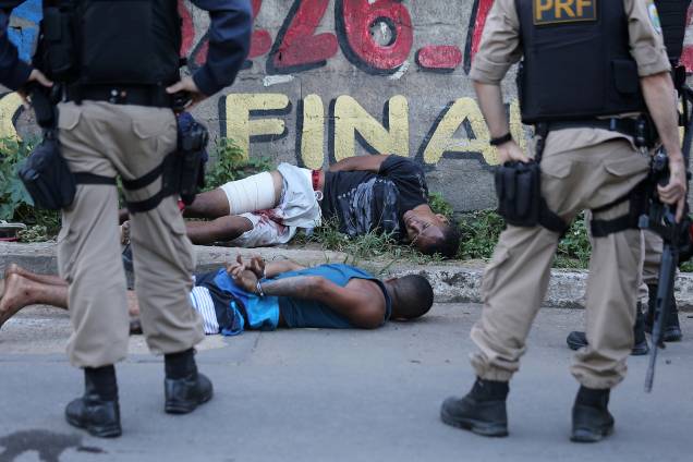 Pelo sétimo dia, o estado em (ES) vive uma onda de violência que deixou 121 mortos. Escolas, postos de saúde e ônibus seguem sem funcionar na Grande Vitória e em outras regiões do estado 10/02/2017 Pelo sétimo dia, o estado em (ES) vive uma onda de violência que deixou 121 mortos. Escolas, postos de saúde e ônibus seguem sem funcionar na Grande Vitória e em outras regiões do estado 10/02/2017
