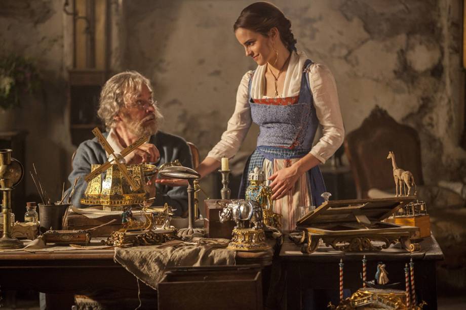 Kevin Kline e Emma Watson em cena do filme 'A Bela e a Fera'
Titles: Beauty and the Beast
People: Kevin Kline, Emma Watson
Photo by Laurie Sparham - © 2016 Disney Enterprises, Inc. All Rights Reserved.