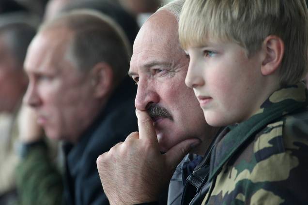 Alexander Lukashenko, presidente da Bielorrússia, e seu filho Nikolai Alexander Lukashenko, presidente da Bielorrússia, e seu filho Nikolai