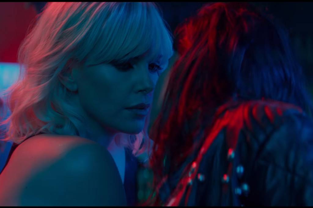 Charlize Theron vai de máquina mortífera a sexo gay em trailer