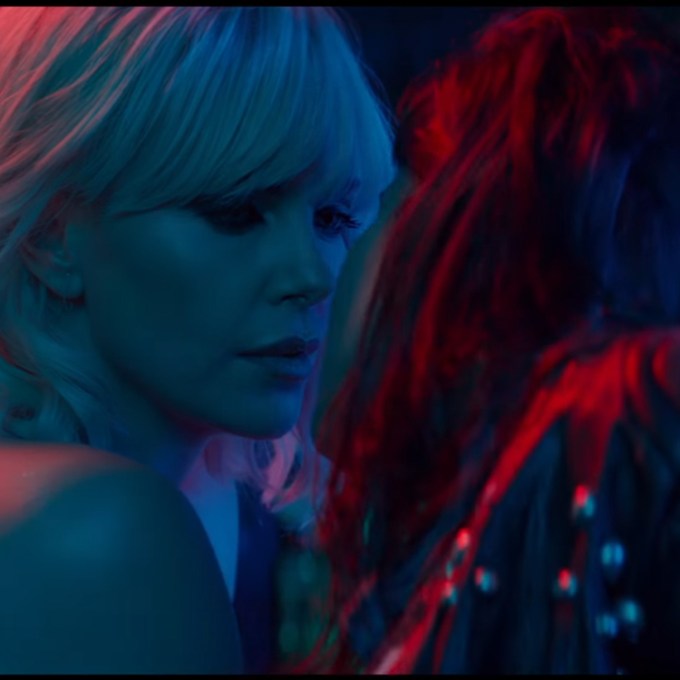 Charlize Theron vai de máquina mortífera a sexo gay em trailer