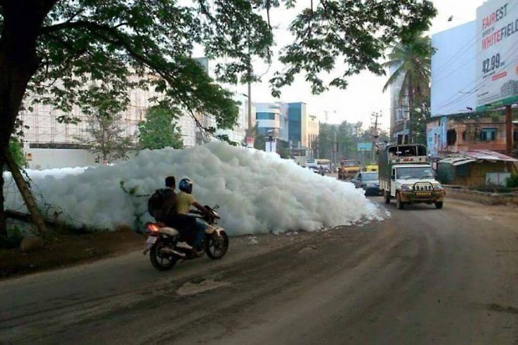 Espuma do lago Bellandur invade as ruas de Bangalore, em 2015 Espuma do lago Bellandur invade as ruas de Bangalore, em 2015