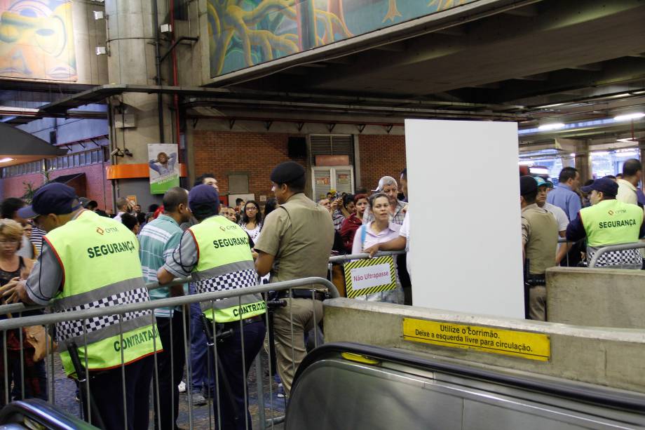 Movimentação de passageiros na estação de metrô Corinthians Itaquera, zona leste de cidade de São Paulo durante paralisação dos trabalhadores contra a reforma da previdência proposta pelo governo Temer - 15/03/2017 Movimentação de passageiros na estação de metrô Corinthians Itaquera, zona leste de cidade de São Paulo durante paralisação dos trabalhadores contra a reforma da previdência proposta pelo governo Temer - 15/03/2017