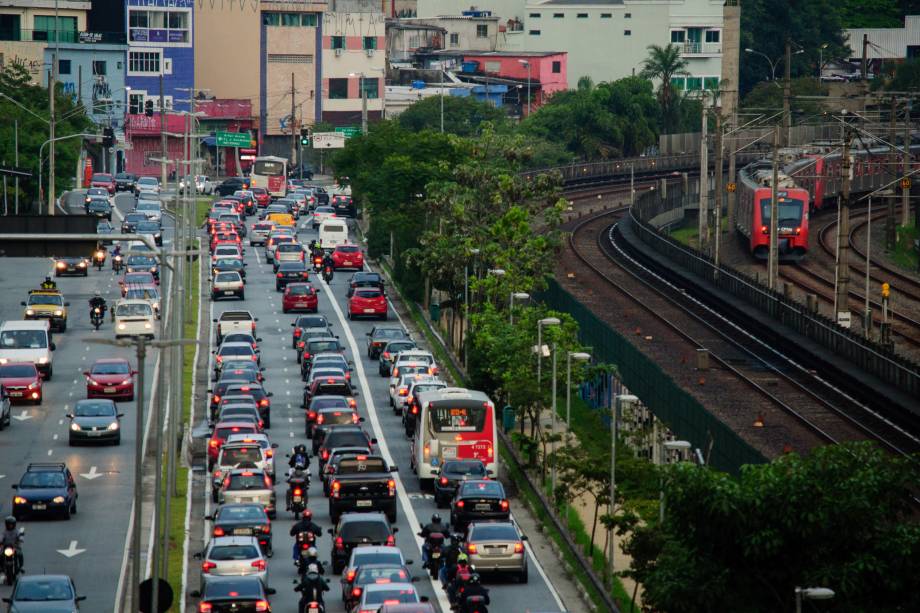 Trânsito intenso na Radial Leste, próximo a Estação Corinthians-Itaquera do Metrô na Zona Leste de São Paulo - 15/03/2017