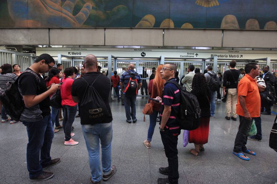 Movimentação de passageiros na estação de metrô Corinthians Itaquera, zona leste de cidade de São Paulo durante paralisação dos trabalhadores contra a reforma da previdência  proposta pelo governo Temer - 15/03/2017