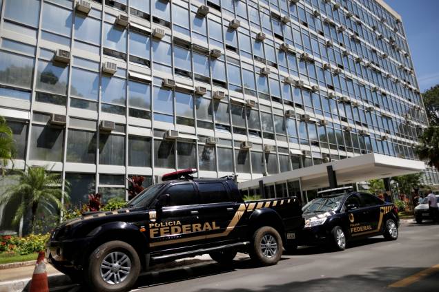Veículos da Polícia Federal são vistos em frente ao Ministério da Agricultura durante a Operação Carne Fraca em Brasília (DF) Veículos da Polícia Federal são vistos em frente ao Ministério da Agricultura durante a Operação Carne Fraca em Brasília (DF)