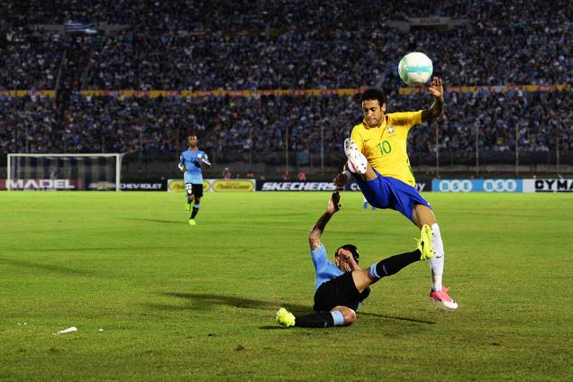 Neymar durante o jogo do Brasil contra o Uruguai pelas eliminatórias para a Copa da Russia de 2018, no Estádio Centenário em Montevidéu Neymar durante o jogo do Brasil contra o Uruguai pelas eliminatórias para a Copa da Russia de 2018, no Estádio Centenário em Montevidéu
