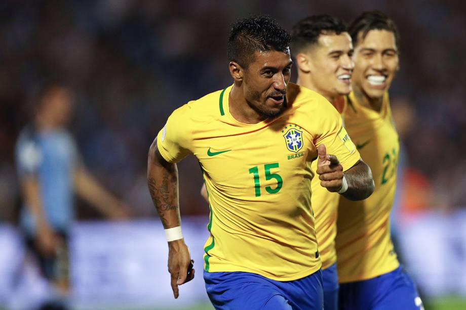 Paulinho comemora após marcar seu segundo gol sobre o Uruguai, pelas eliminatórias da Copa da Rússia de 2018, no no Estádio Centenário em Montevidéu