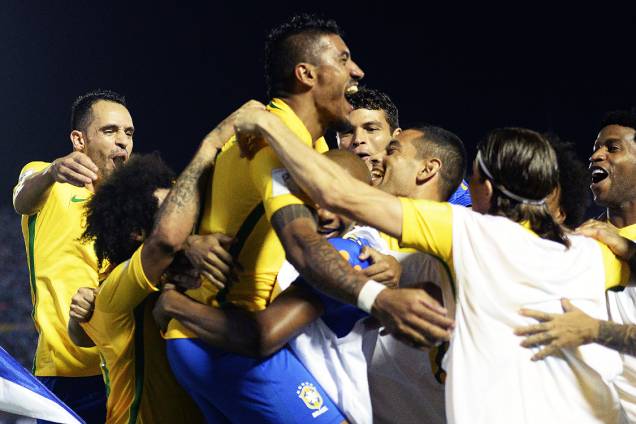 Jogadores do Brasil comemoram após Paulinho marcar seu segundo gol sobre o Uruguai, pelas eliminatórias da Copa da Rússia de 2018, no no Estádio Centenário em Montevidéu Jogadores do Brasil comemoram após Paulinho marcar seu segundo gol sobre o Uruguai, pelas eliminatórias da Copa da Rússia de 2018, no no Estádio Centenário em Montevidéu
