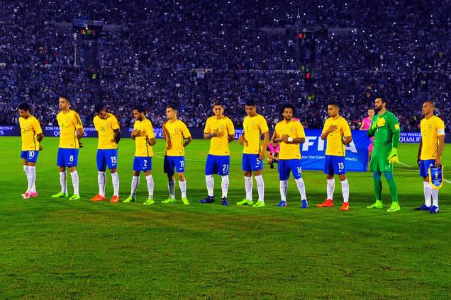 Jogadores do Brasil antes do início da partida contra o Uruguai, pela eliminatórias da <span>Copa da Russia de 2018</span>, em Montevidéu Jogadores do Brasil antes do início da partida contra o Uruguai, pela eliminatórias da <span>Copa da Russia de 2018</span>, em Montevidéu