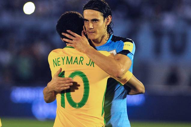 Neymar cumprimenta o uruguaio Cavani, antes do início da partida, em Montevidéu Neymar cumprimenta o uruguaio Cavani, antes do início da partida, em Montevidéu