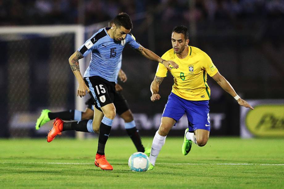 Renato Augusto durante o jogo do Brasil contra o Uruguai pelas eliminatórias para a Copa da Russia de 2018, no Estádio Centenário em Montevidéu