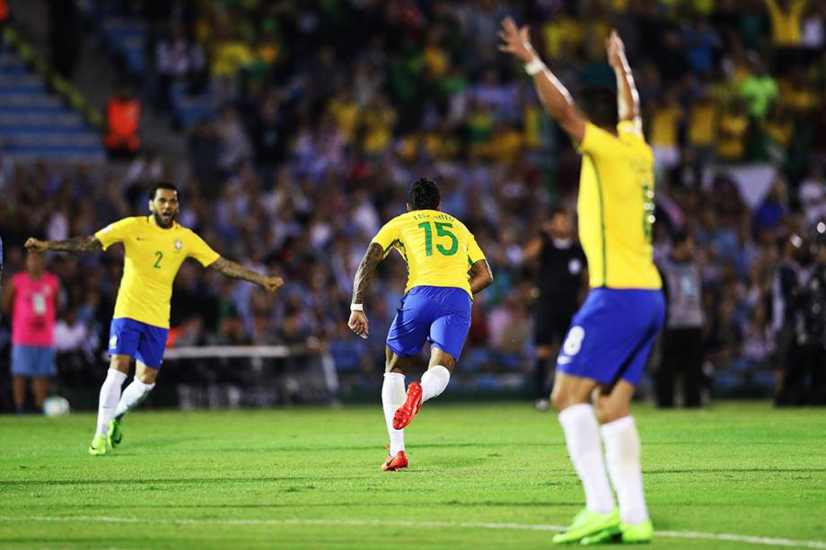 Paulinho comemora após marcar gol sobre o Uruguai, pelas eliminatórias da Copa da Rússia de 2018, no no Estádio Centenário em Montevidéu