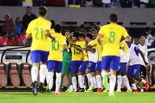 Jogadores do Brasil comemoram após Paulinho marcar gol sobre o Uruguai, pelas eliminatórias da Copa da Rússia de 2018, no no Estádio Centenário em Montevidéu Jogadores do Brasil comemoram após Paulinho marcar gol sobre o Uruguai, pelas eliminatórias da Copa da Rússia de 2018, no no Estádio Centenário em Montevidéu