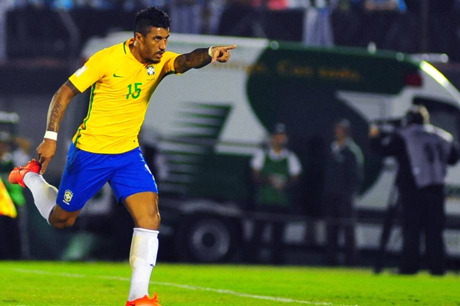 Paulinho comemora após marcar gol sobre o Uruguai, pelas eliminatórias da Copa da Rússia de 2018, no Estádio Centenário em Montevidéu