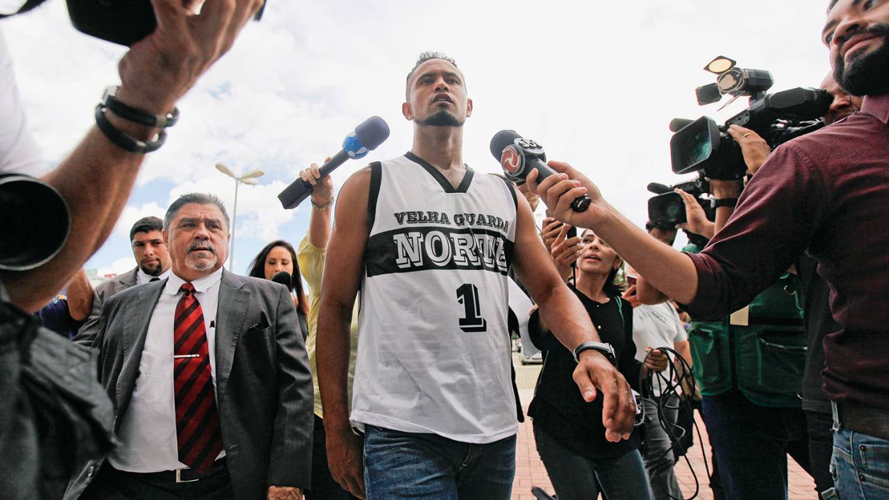 CABEÇA ERGUIDA - Bruno sai da prisão em Minas: ele continua agindo como se não tivesse nada a ver com o assassinato