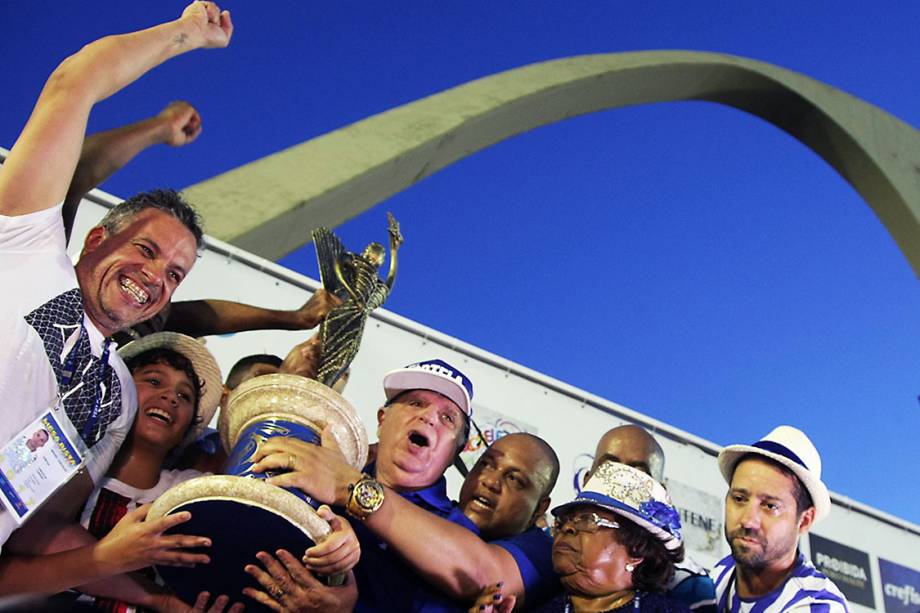 Integrantes da Portela levantam a taça do Carnaval 2017, no Rio de Janeiro