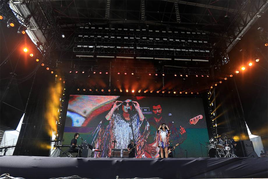 A cantora Céu abre o palco principal  no segundo dia do Festival Lollapalooza 2017 no autódromo de Interlagos, em São Paulo