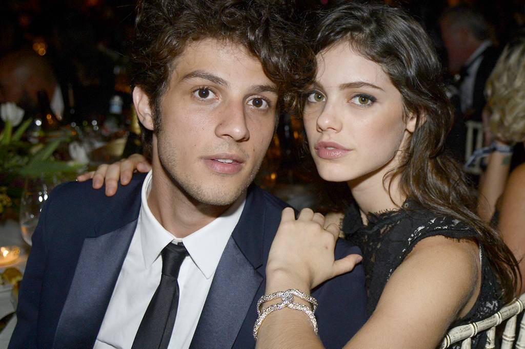 Laura Neiva posta foto sensual horas após anunciar fim de noivado