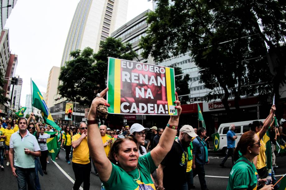 Manifestantes em Curitiba saem as ruas no protesto organizado pelo "Movimento Brasil Livre" (MBL) e "Vem Pra Rua"