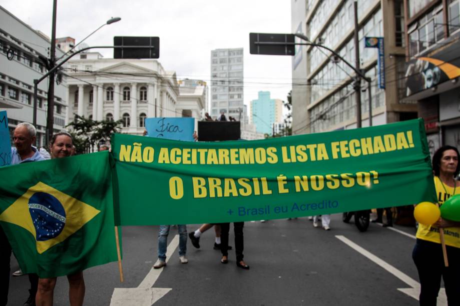 Manifestantes em Curitiba saem as ruas no protesto organizado pelo "Movimento Brasil Livre" (MBL) e "Vem Pra Rua"