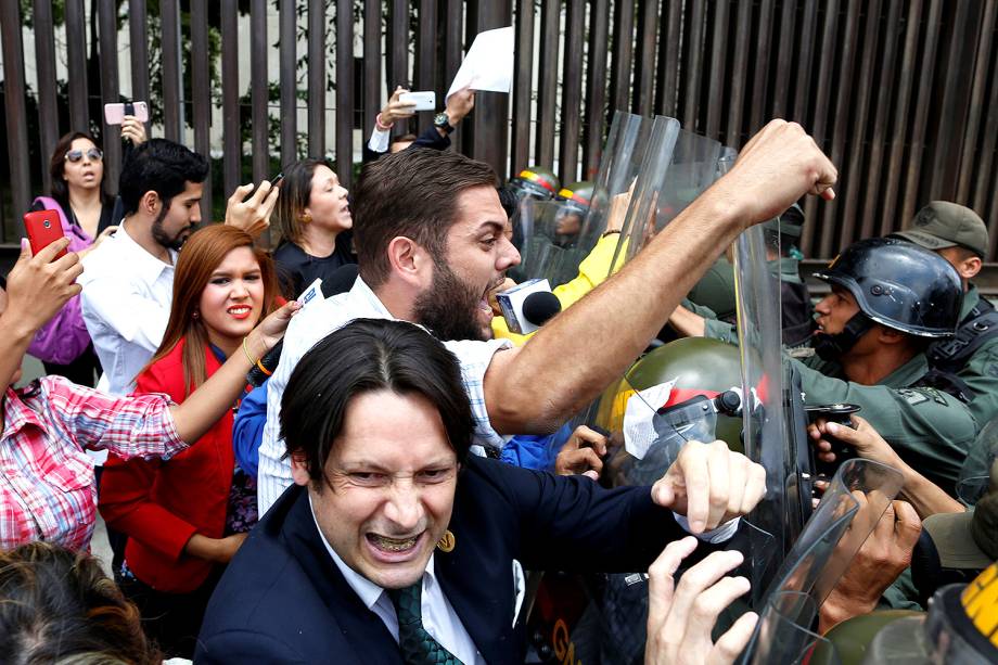 Deputados da coalizão venezuelana de partidos da oposição (MUD) em confronto com a Guarda Nacional durante protesto na Corte Suprema de Justiça, em Caracas, Venezuela - 30/03/2017