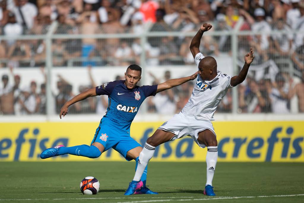 O atacante L&eacute;o Jab&aacute; do Corinthians divide jogada com o lateral Jeferson da Ponte Preta