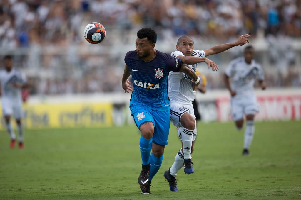 O atacante Kazim do Corinthians disputa jogada com o lateral Nino Para&iacute;ba da Ponte Preta