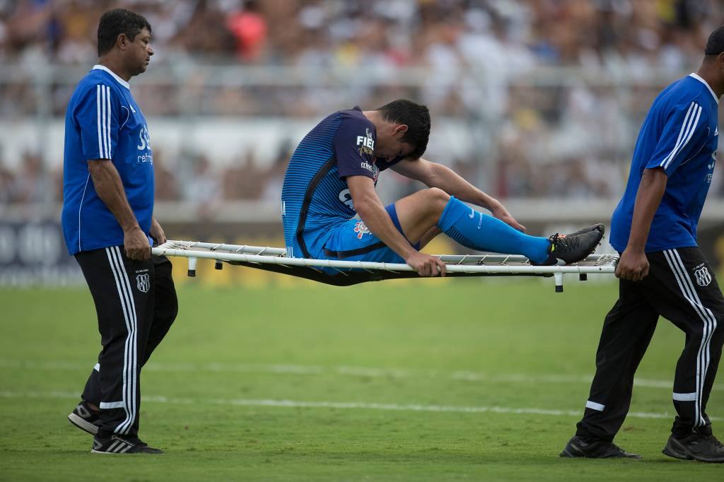 O zagueiro Balbuena do Corinthians deixa o campo lesionado na partida contra a Ponte Preta em Campinas O zagueiro Balbuena do Corinthians deixa o campo lesionado na partida contra a Ponte Preta em Campinas