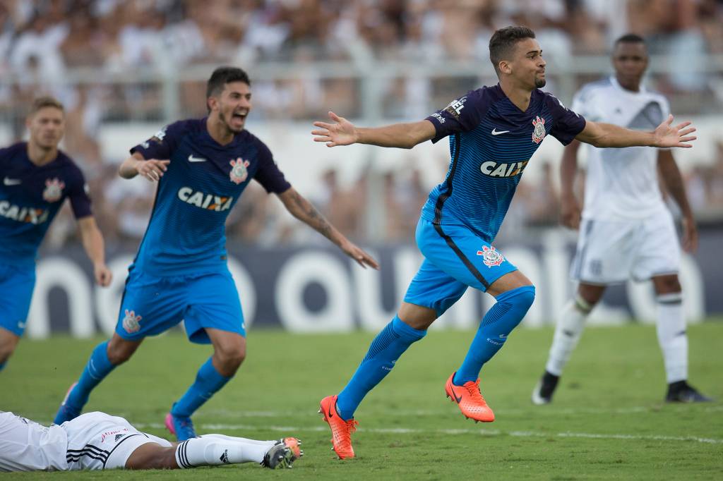 O zagueiro L&eacute;o Santos comemora o gol de empate do Corinthians na partida contra a Ponte Preta em Campinas, v&aacute;lida pelo Campeonato Paulista
