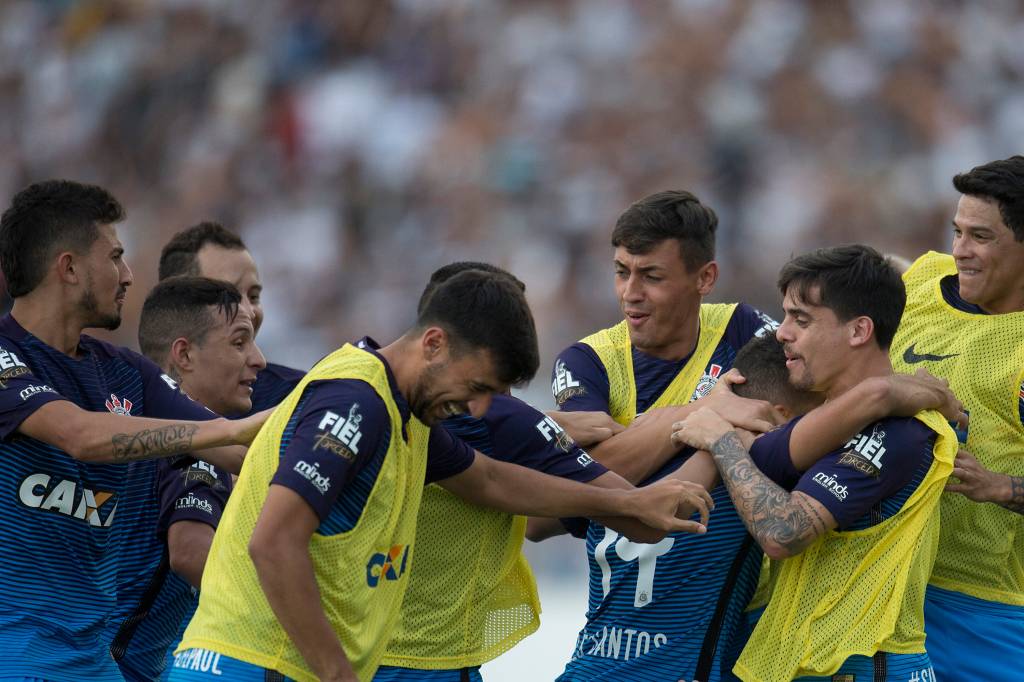 O zagueiro Léo Santos comemora o gol de empate do Corinthians na partida contra a Ponte Preta em Campinas, válida pelo Campeonato Paulista O zagueiro Léo Santos comemora o gol de empate do Corinthians na partida contra a Ponte Preta em Campinas, válida pelo Campeonato Paulista