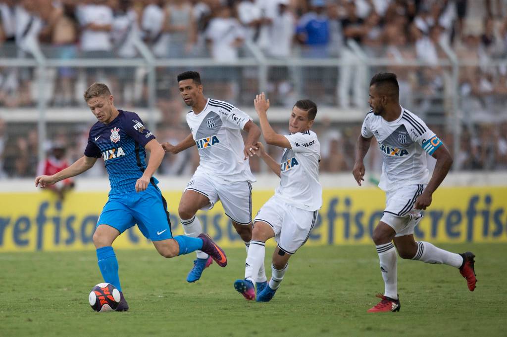 O meia Marlone do Corinthians passa pela marca&ccedil;&atilde;o da Ponte Preta