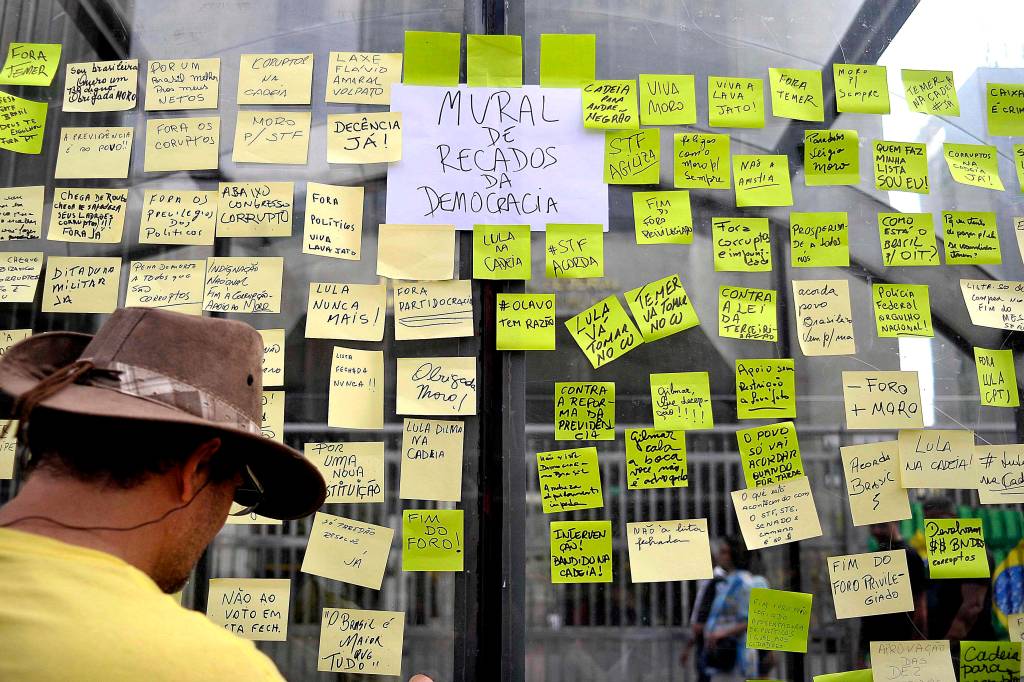 Movimentos "Vem Pra Rua" e  MBL (Movimento Brasil Livre) organizaram neste domingo protestos pelo Brasil em apoio a Opera&ccedil;&atilde;o Lava-Jato e contra a corrup&ccedil;&atilde;o. Em S&atilde;o Paulo, a concentra&ccedil;&atilde;o foi na Avenida Paulista
