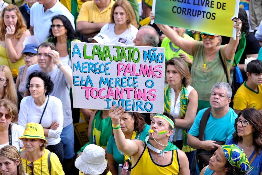 Movimentos "Vem Pra Rua" e  MBL (Movimento Brasil Livre) organizaram neste domingo protestos pelo Brasil em apoio a Opera&ccedil;&atilde;o Lava-Jato e contra a corrup&ccedil;&atilde;o. Em S&atilde;o Paulo, a concentra&ccedil;&atilde;o foi na Avenida Paulista