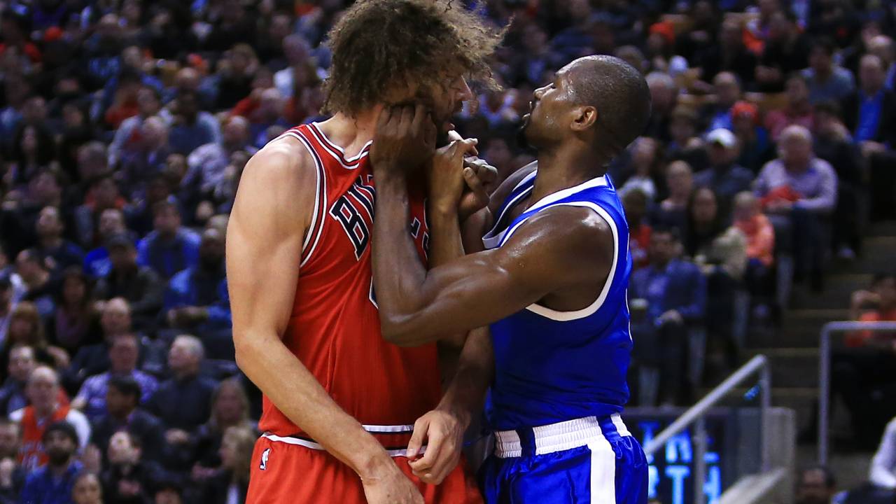 Ibaka e Lopez brigam durante partida da NBA