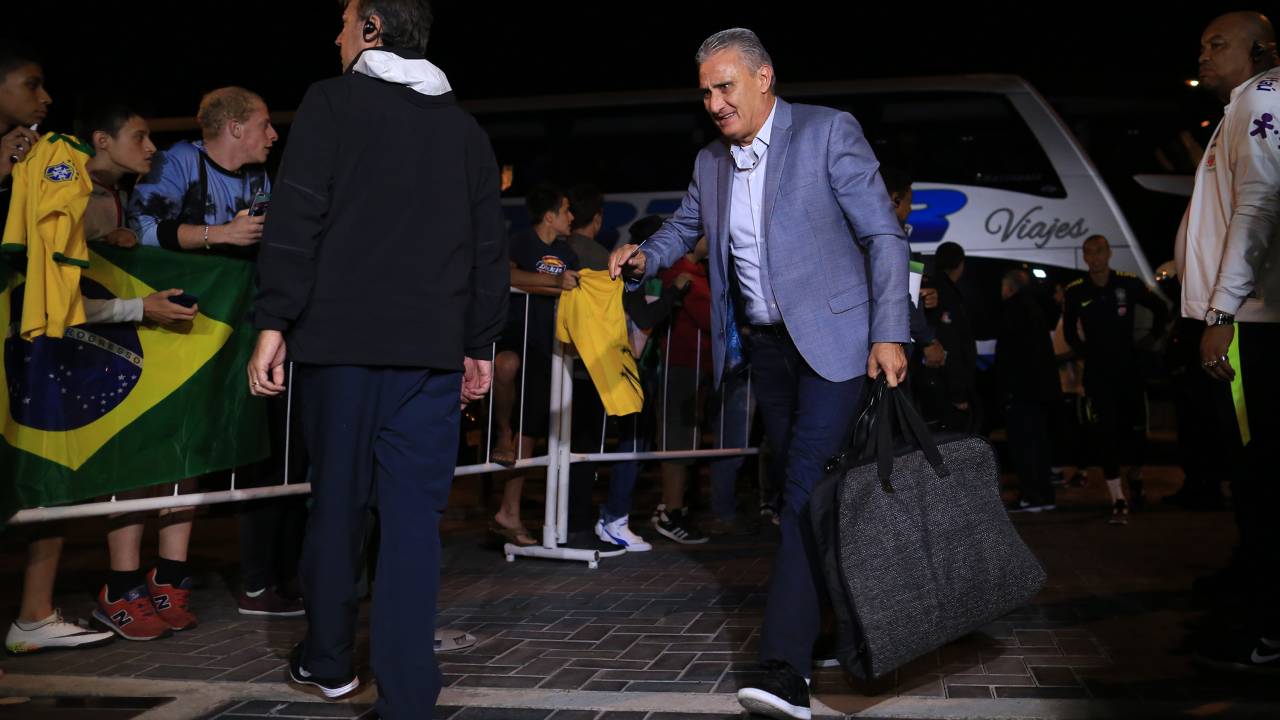 Tite desembarca com a seleção brasileira em Montevidéu, no Uruguai