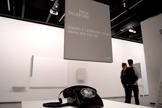 Peça da exposição "Yoko Ono: O céu ainda é azul, você sabe...", garante que a artista ligará neste telefone em algum momento da exibição Peça da exposição "Yoko Ono: O céu ainda é azul, você sabe...", garante que a artista ligará neste telefone em algum momento da exibição