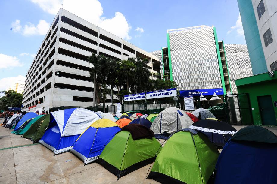 Faltando alguns dias para o show, fãs do cantor canadense Justin Bieber permanecem acampados em frente ao Allianz Parque, no bairro de Perdizes, zona oeste de São Paulo - 29/03/2017